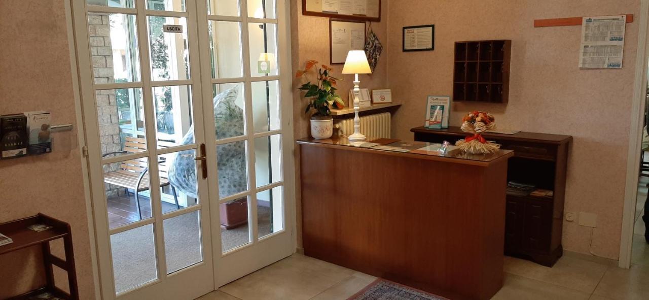 Albergo La Quiete デセンツァーノ・デル・ガルダ エクステリア 写真
